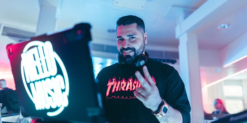 DJ Aiello am Mischpult bei einem Club-Event in Hannover